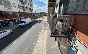 London Modern Flat Near Transports